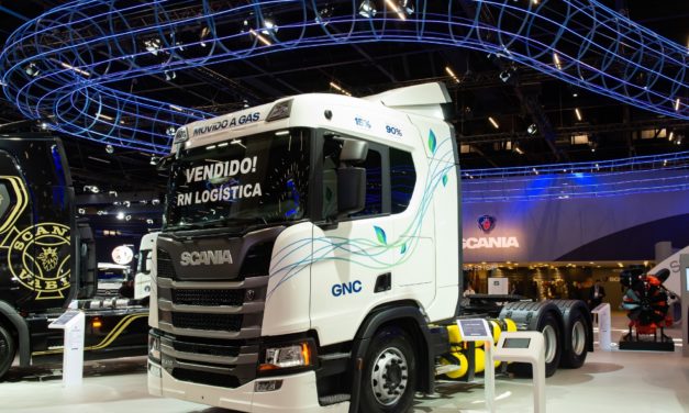 Scania vende primeiro caminhão a gás na Fenatran