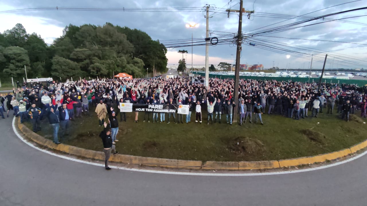 Metalúrgicos votam pela continuidade da greve na Renault