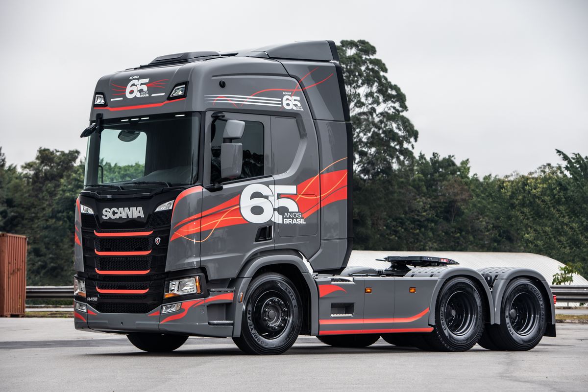 Scania comemora 65 anos no Brasil com caminhão de produção limitada