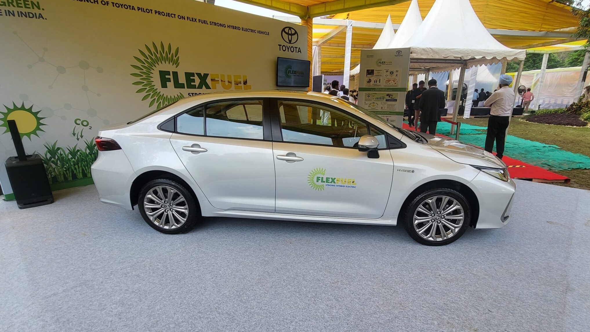 Com Corolla híbrido flex, Toyota promove o etanol na Índia