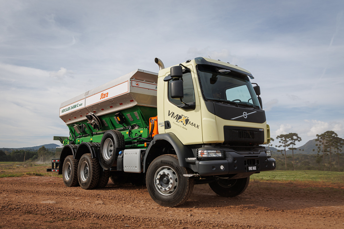 Volvo VMX MAX com distribuidor de insumo Stara