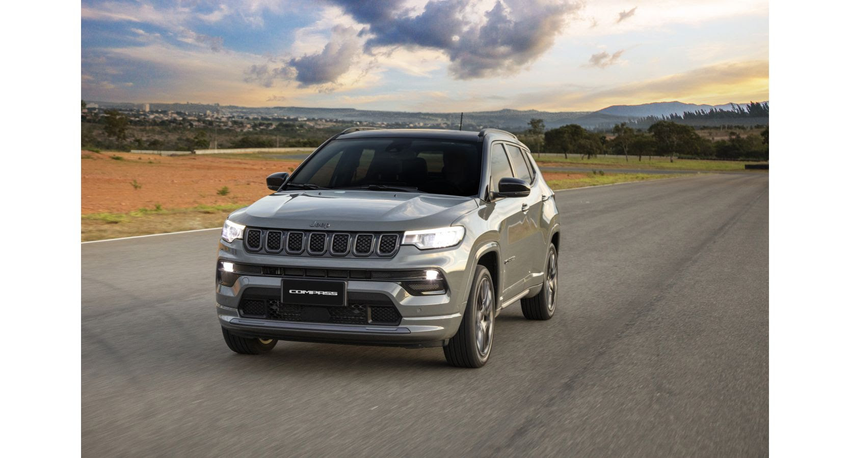 Jeep Compass lidera entre os SUVs médios