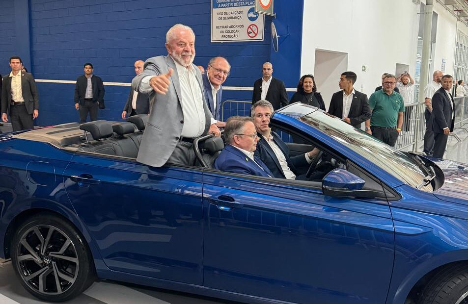 Na Volkswagen, Lula diz que setor automotivo voltou a acreditar no País