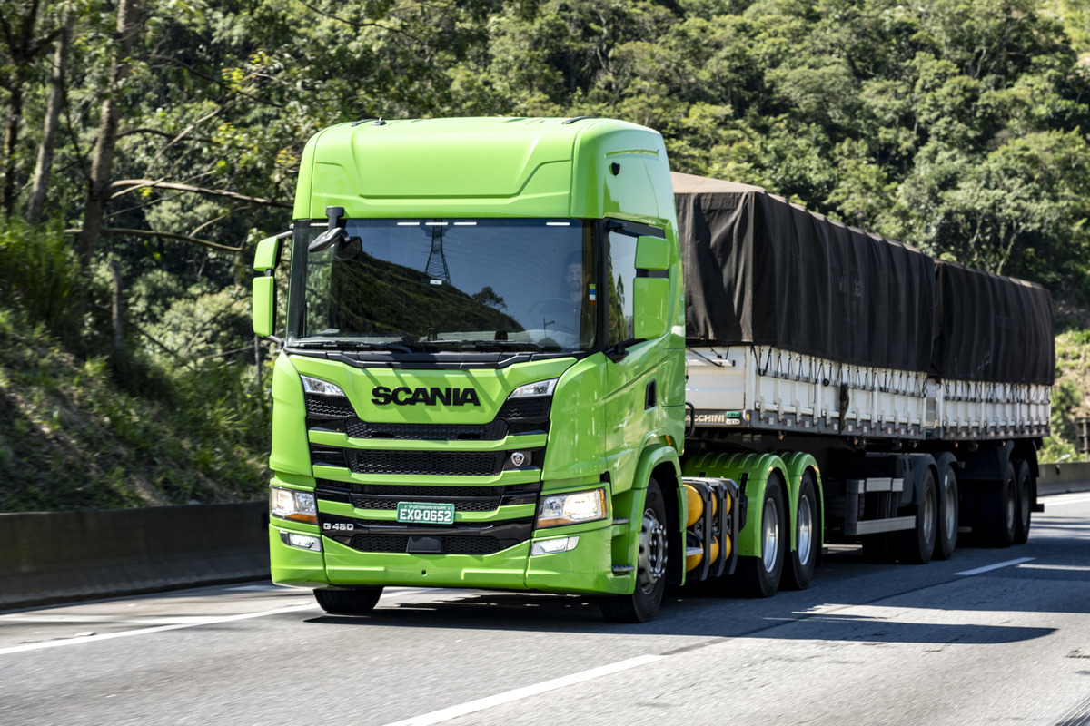 Scania introduz na oferta de caminhões a gás versão 6×4 e motor de 460 cv