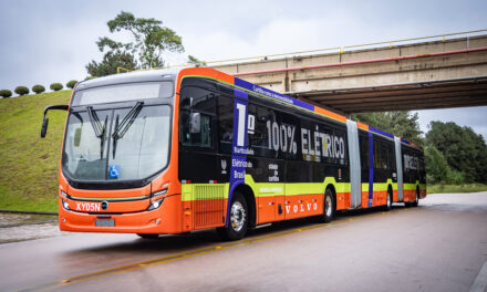 Volvo inicia testes de validação com ônibus biarticulado elétrico na América Latina