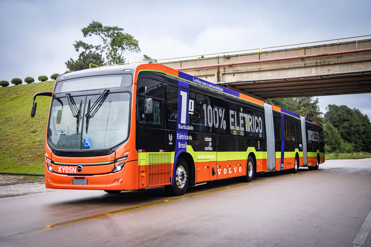 Volvo inicia testes de validação com ônibus biarticulado elétrico na América Latina