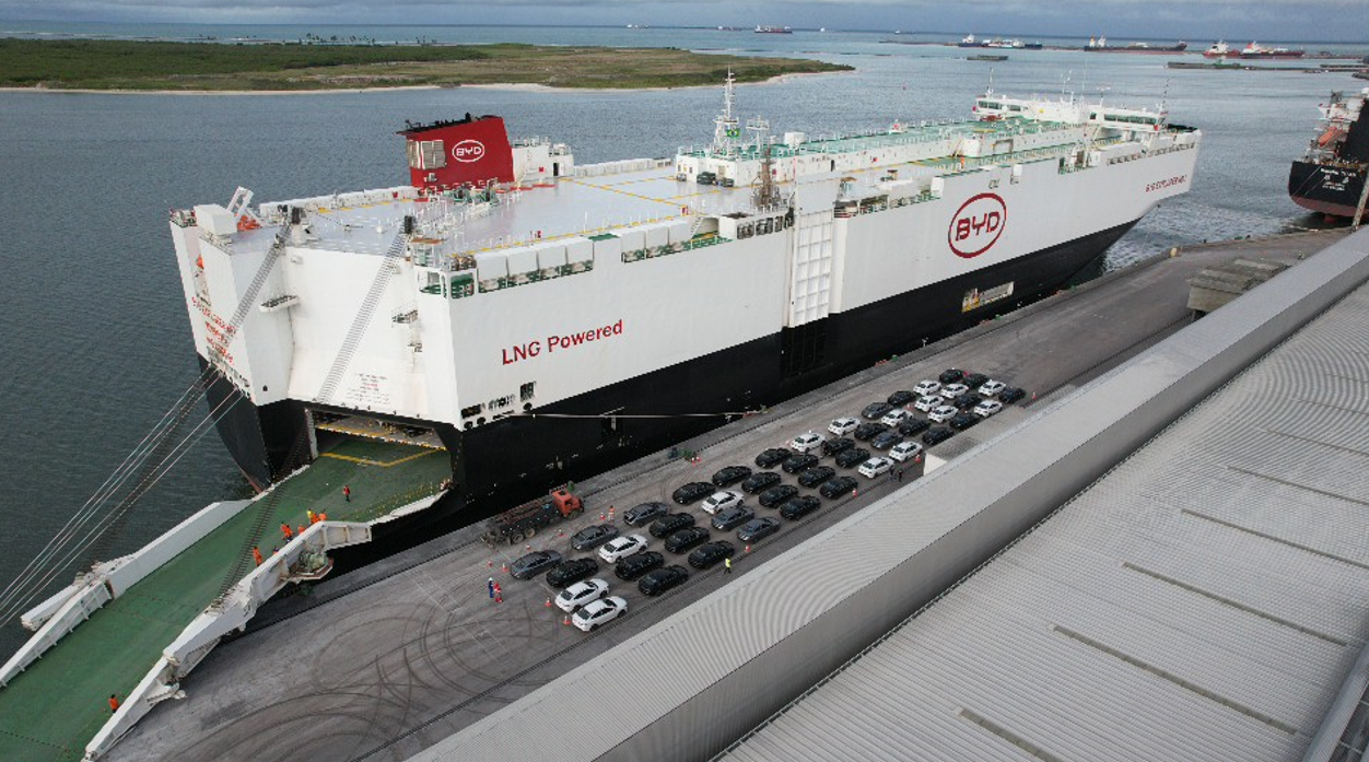 BYD traz mais de 5,4 mil carros para o Brasil em navio próprio