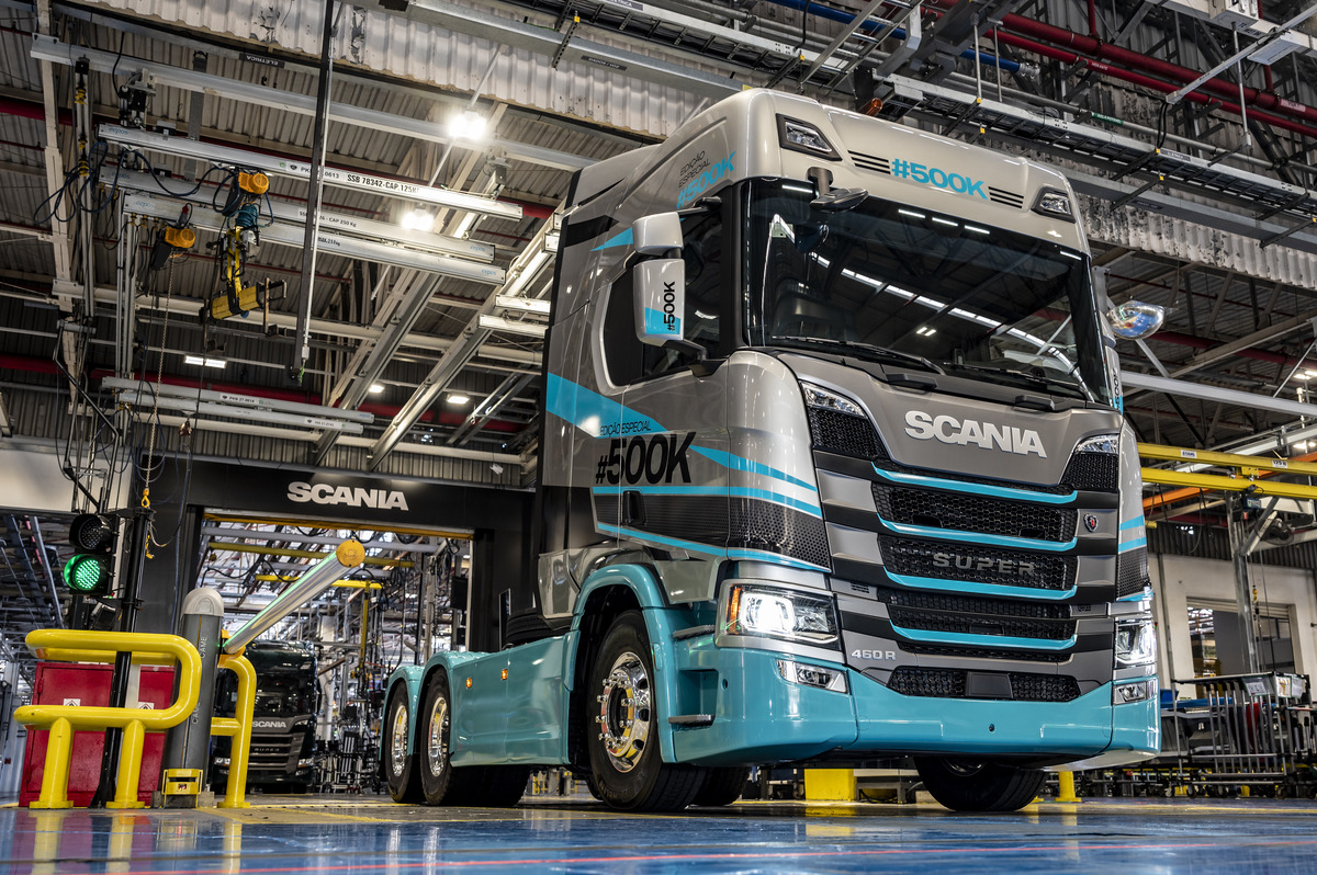 Scania enaltece 500 mil caminhões produzidos no Brasil com edição única