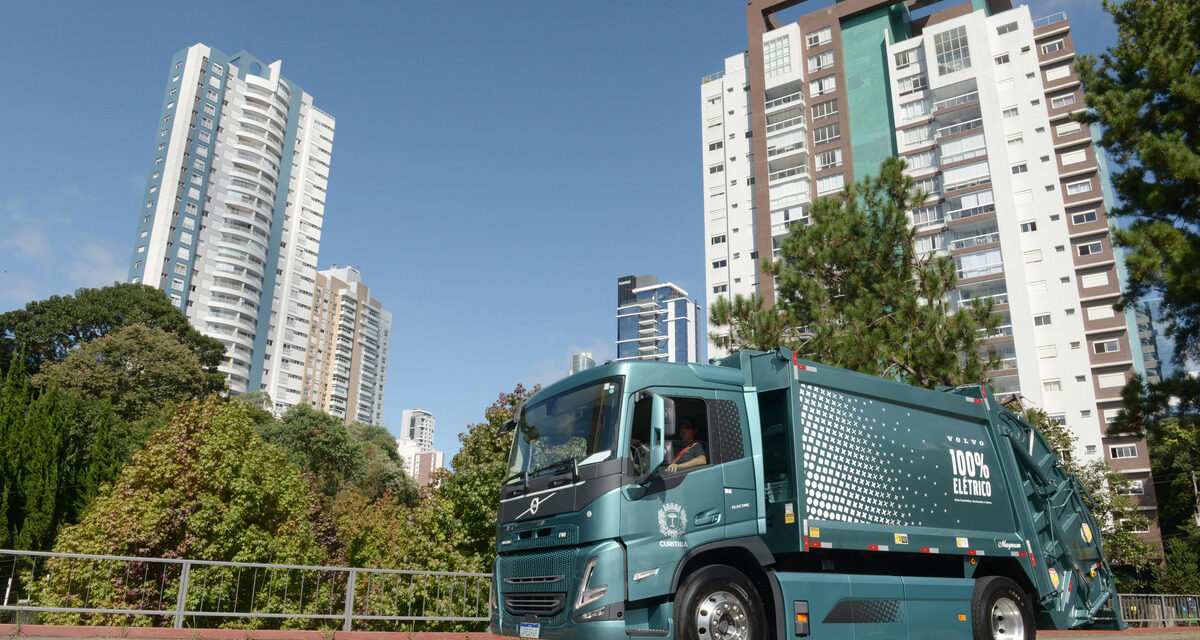 Volvo coloca em teste caminhão de lixo elétrico em Curitiba