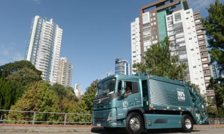 Volvo coloca em teste caminhão de lixo elétrico em Curitiba