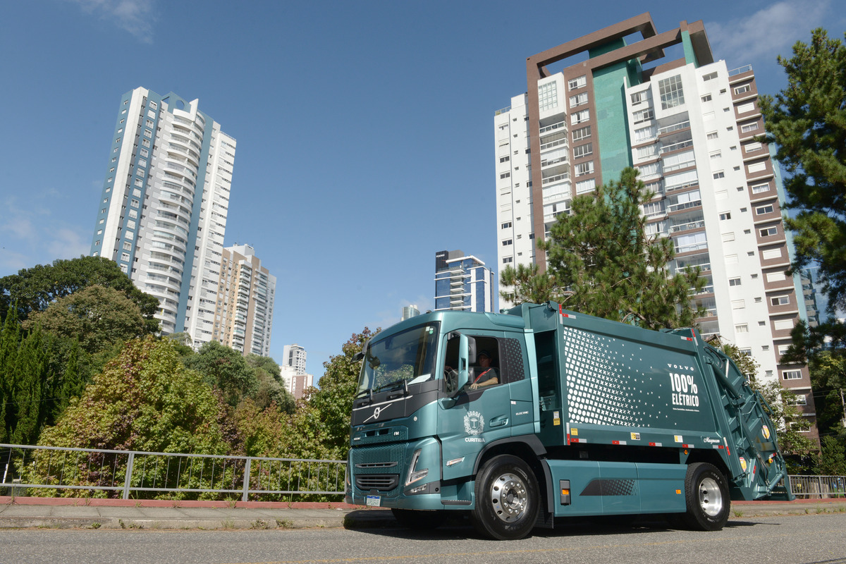 Volvo coloca em teste caminhão de lixo elétrico em Curitiba