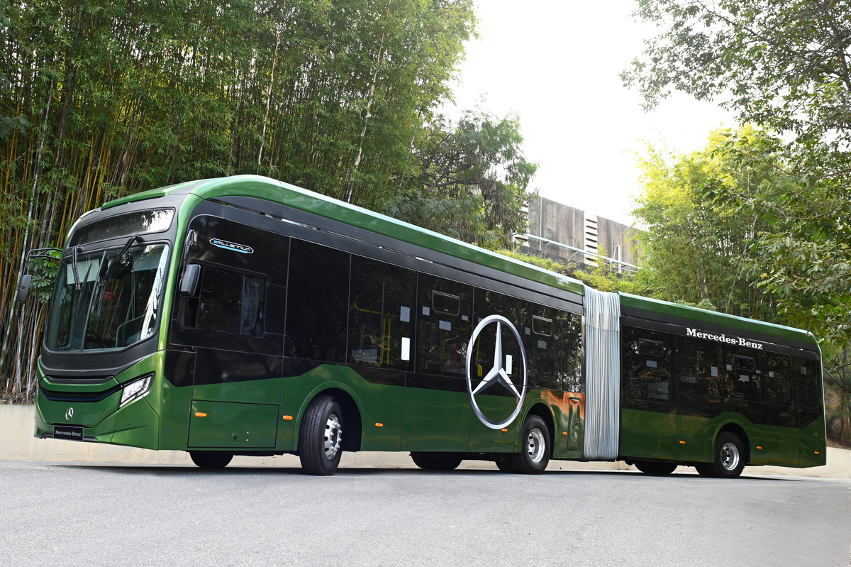 Mercedes-Benz encaminha a produção de ônibus articulado elétrico