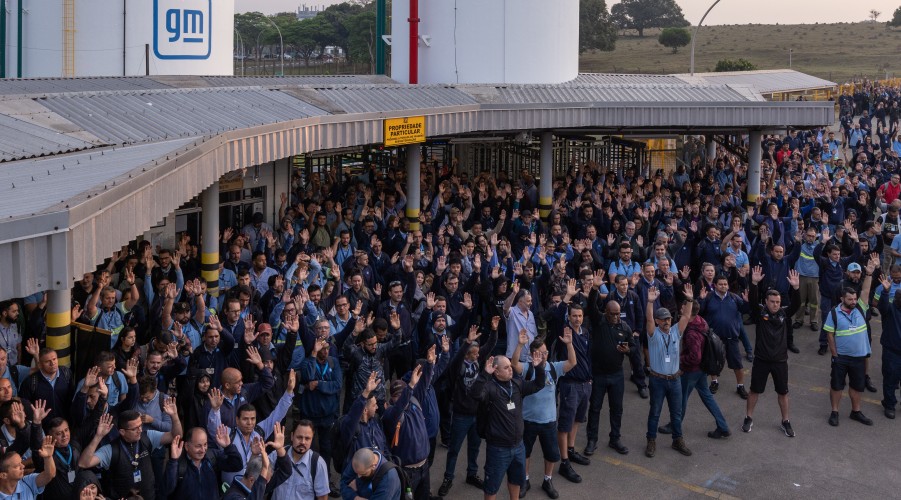 Em SJC, metalúrgicos da GM aprovam aviso de greve