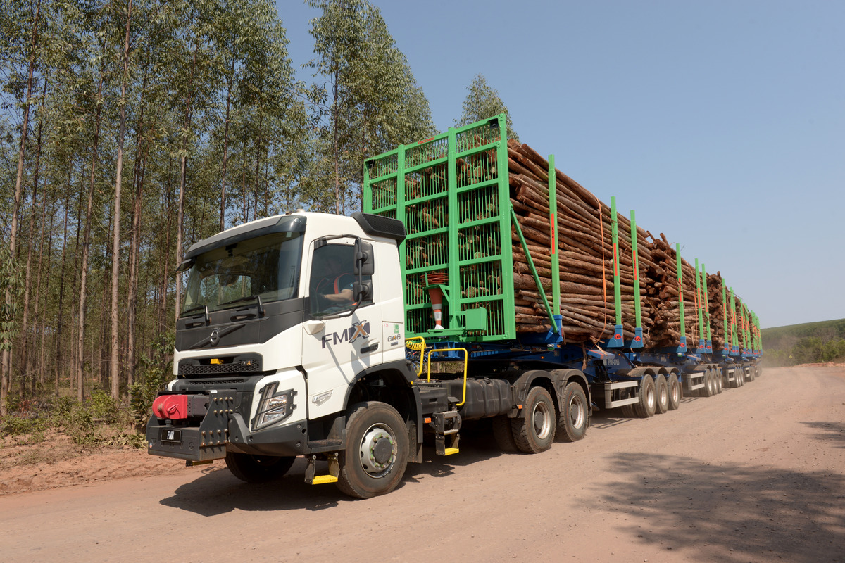 Volvo aprimora FMX 6×6 para operação florestal da Suzano