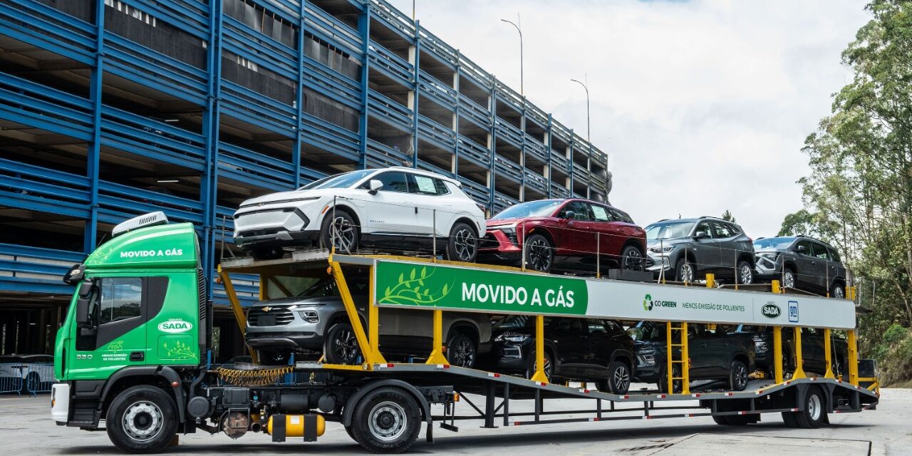 GM usa caminhões movidos a GNV para transporte de carros 0 km